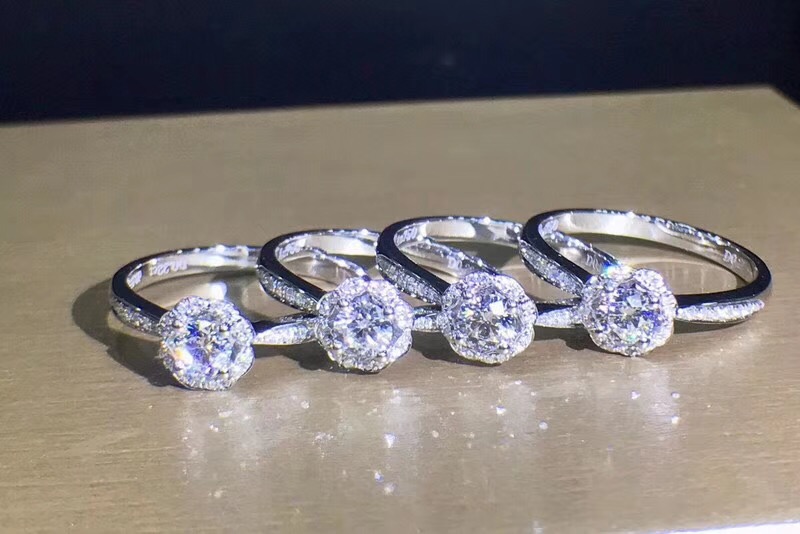 R00379 Diamond Ring in 18k White Gold