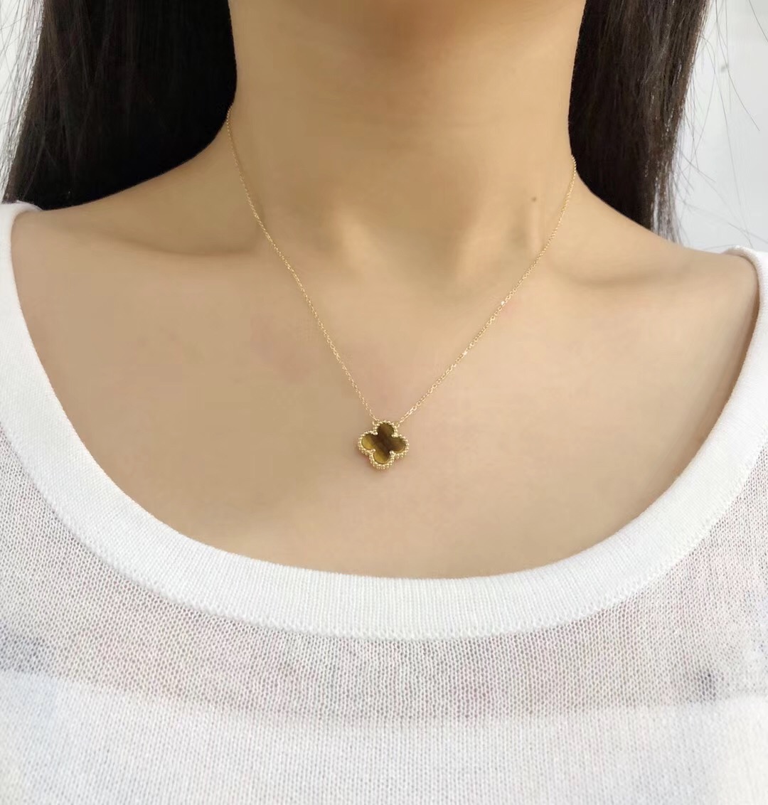 A00019 Four-Leaf Clover Necklace in 18k Gold