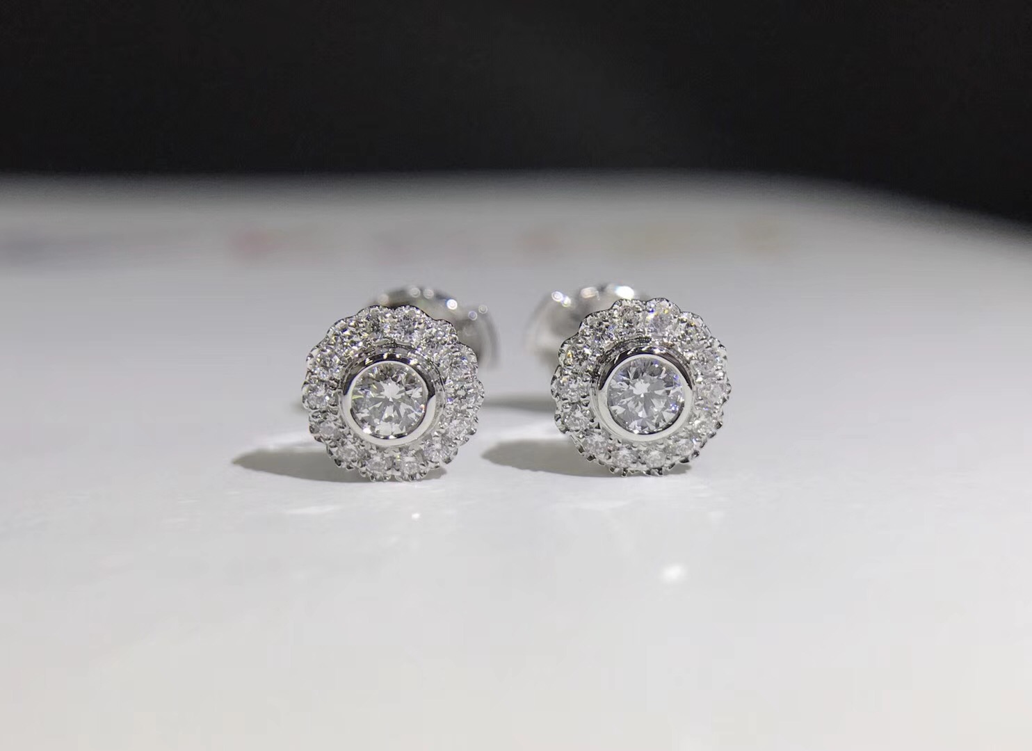 E00025 Diamond Earrings in 18k White Gold