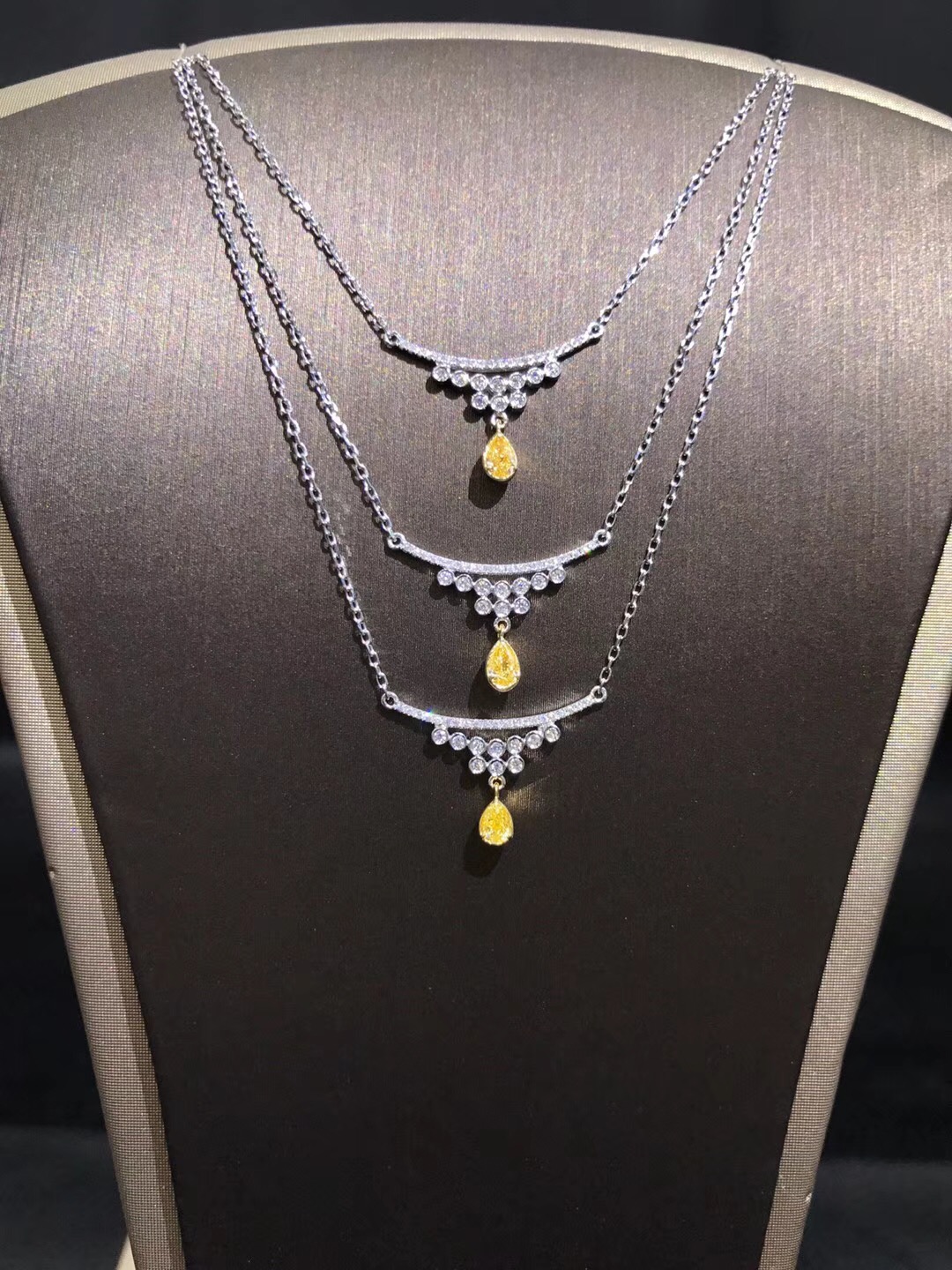 N00878 Drop-shaped Diamond Necklace