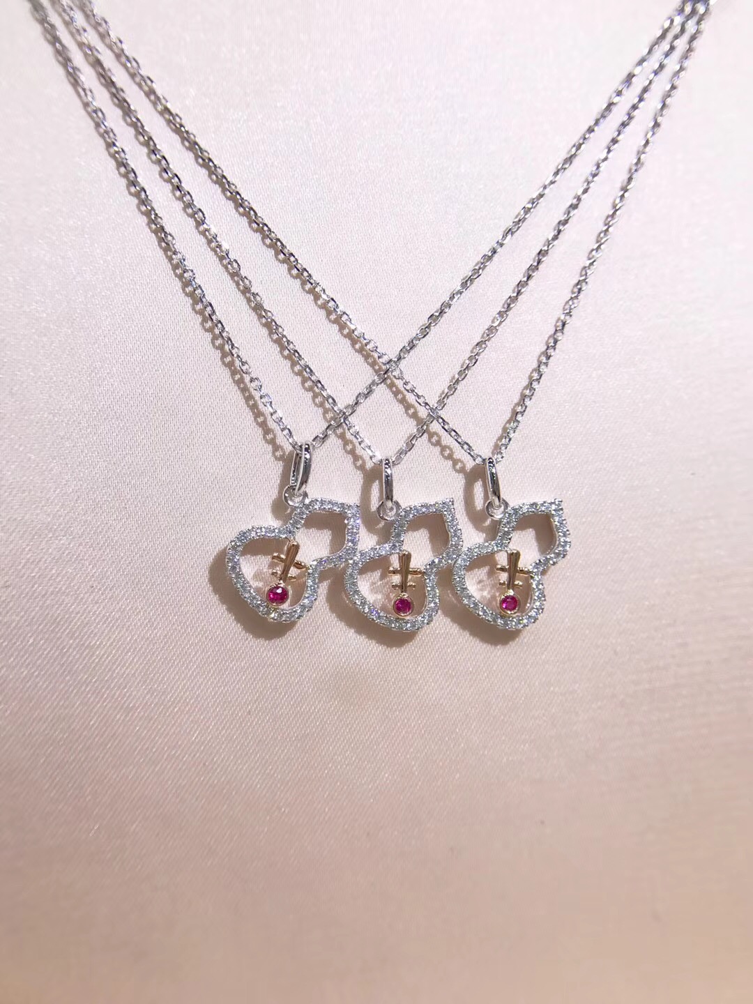 P00973 Calabash Diamond Necklace in 18k White Gold