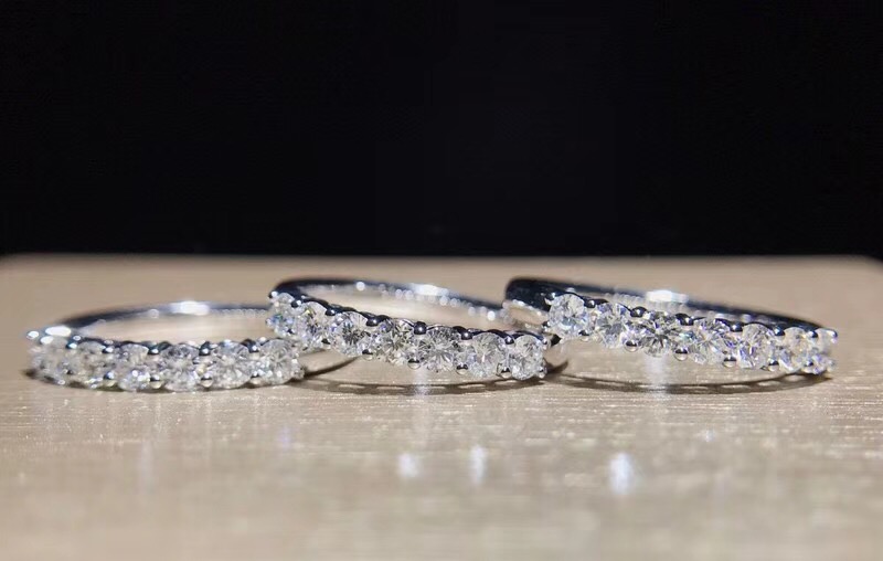 R00060-7 Princess corolla Diamond Ring in 18k White Gold