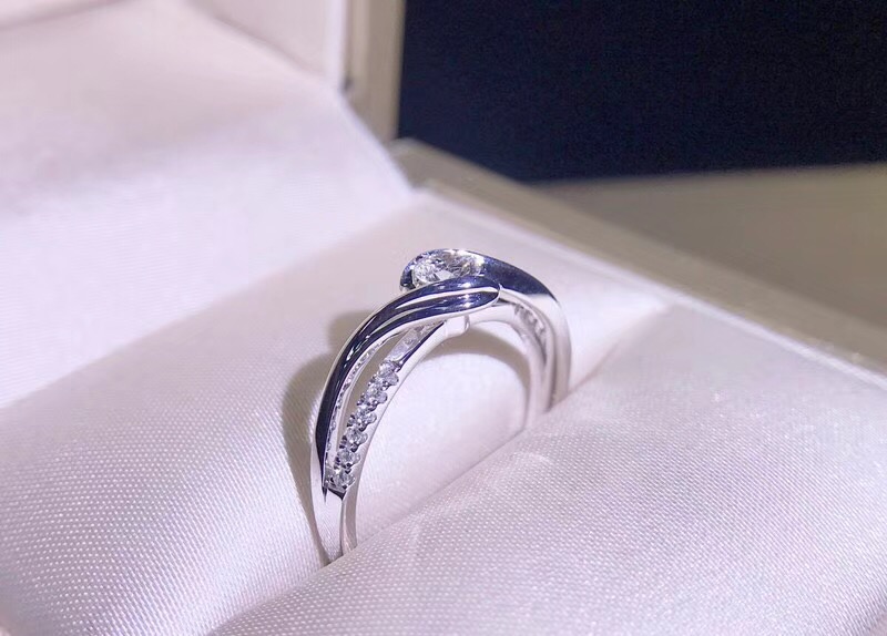 R00491 Engagement Diamond Ring in 18k White Gold