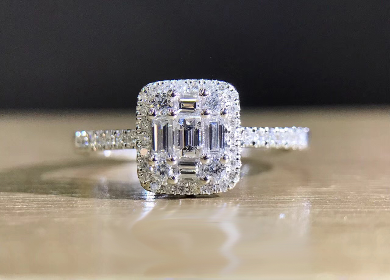 R01440 Engagement Diamond Ring in 18k White Gold