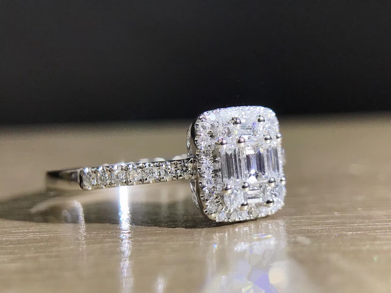 R01440 Engagement Diamond Ring in 18k White Gold