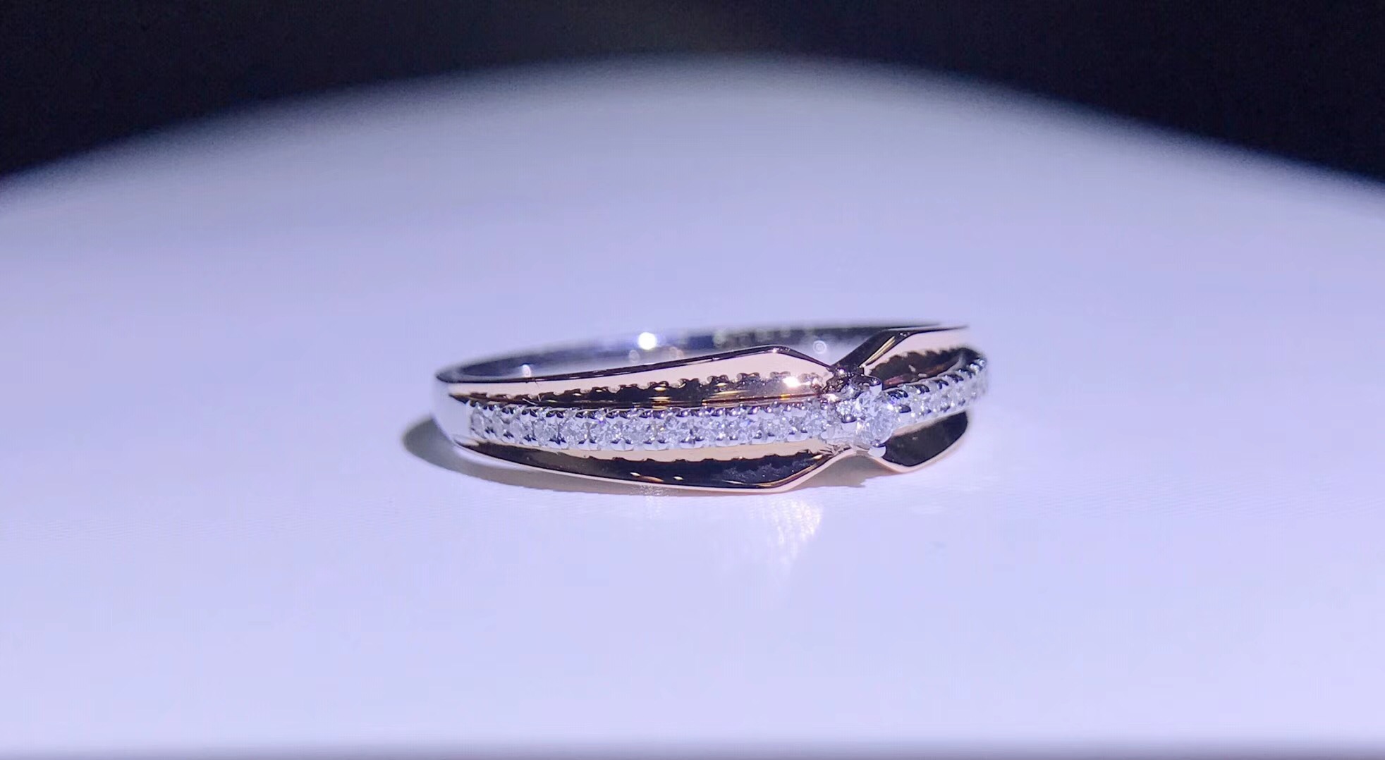R20999 Engagement Diamond Ring in 18k Gold