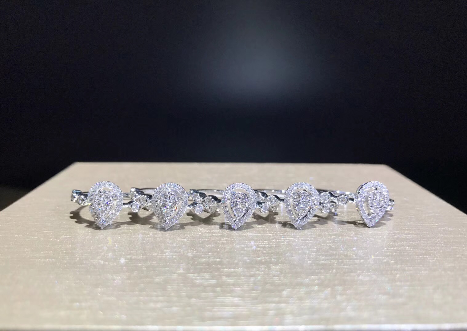 RW01180 Drop shaped Diamond Rings in 18k Gold