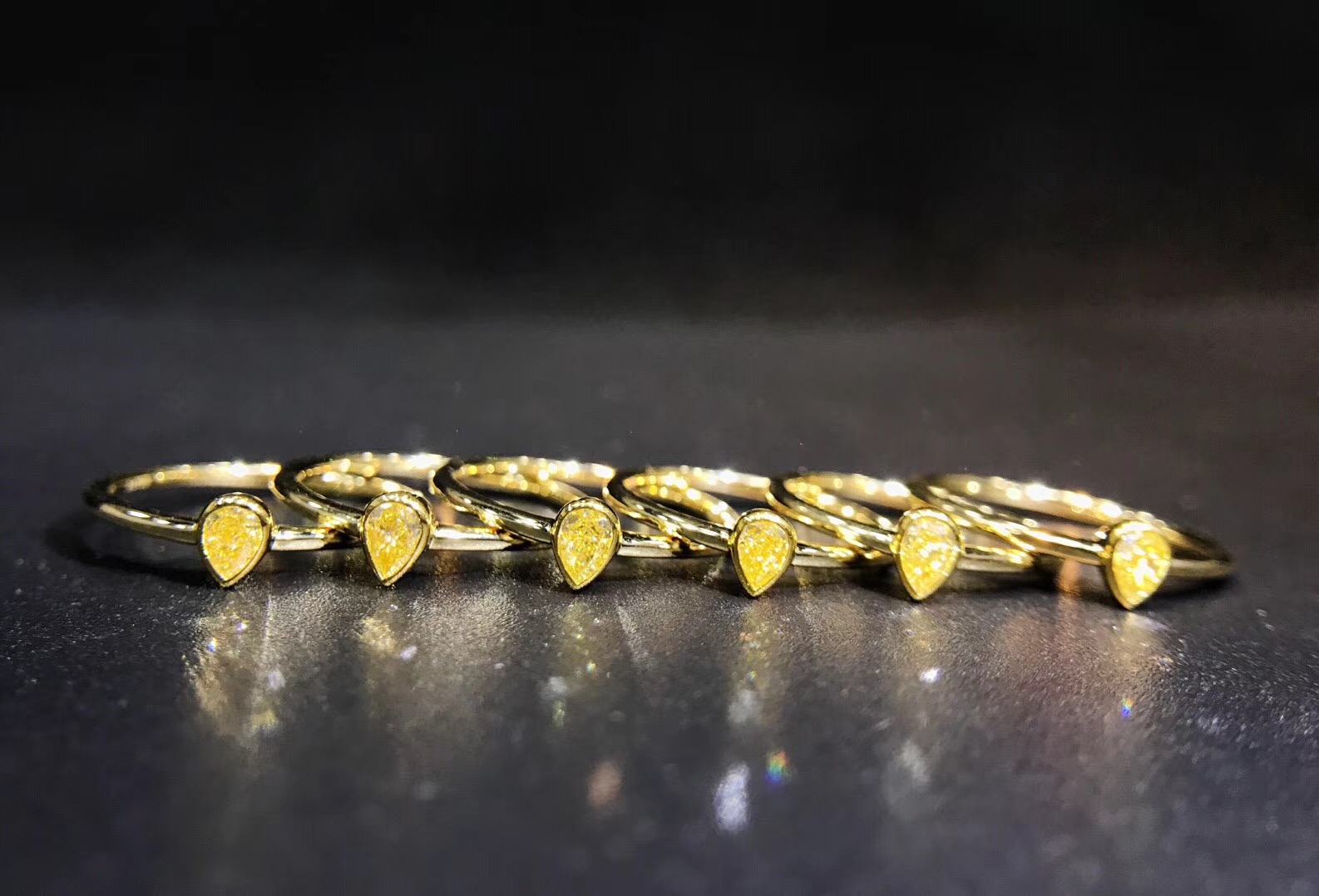 RW05138-15 Drop-shaped Diamond Rings in 18k Gold